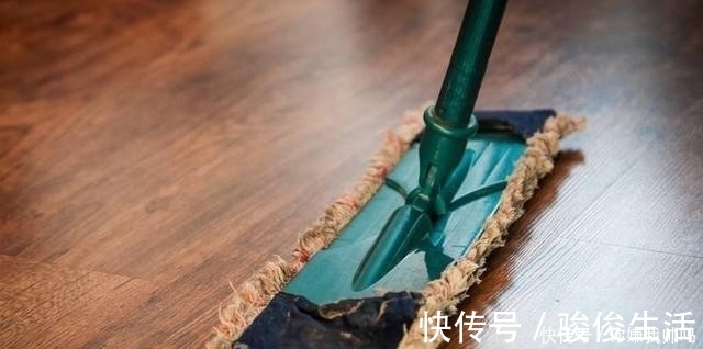 柔顺剂|天天拖地还是脏?家政阿姨教我一招,拖地加这几样,地板干净光滑