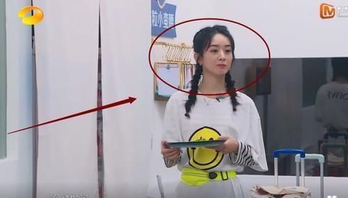 房间 赵丽颖嫌大厨墨迹,生气回房间,小声嘟囔却被录下来真不敢相信