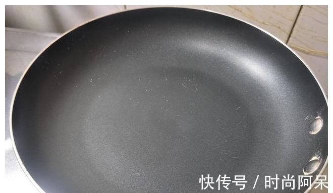 小技巧|炒菜油老往外崩怎么办？教你1个小技巧，再也不怕炒菜崩油了