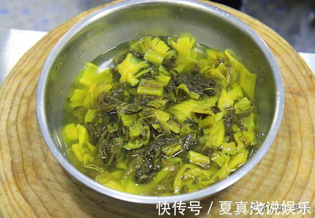 鸡粉|酸菜牛肉想要和饭店一样好吃，处理酸菜有技巧，做对了才酸爽嫩滑