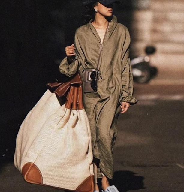 金属链 还在被小巧优雅的包包out了,今年的时尚圈,包包pk谁最大!