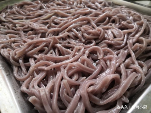 天热,一做凉面,老公就吃得不停筷,香喷喷开胃,好吃极了