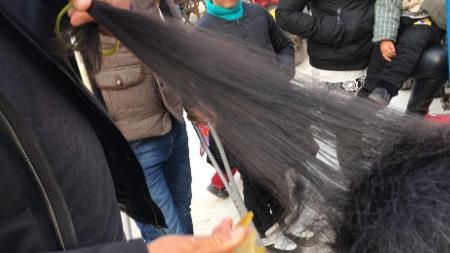 在农村有人专门收头发,他们都拿来干什么用?其中必有“猫腻”!