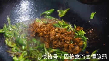 炒肉时，什么时候放酱油做菜10年都不懂，难怪肉质不新鲜！