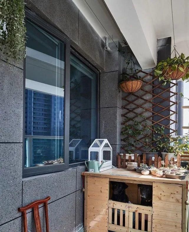 防腐木|越来越多人阳台不铺瓷砖,如今用它来代替,太聪明了