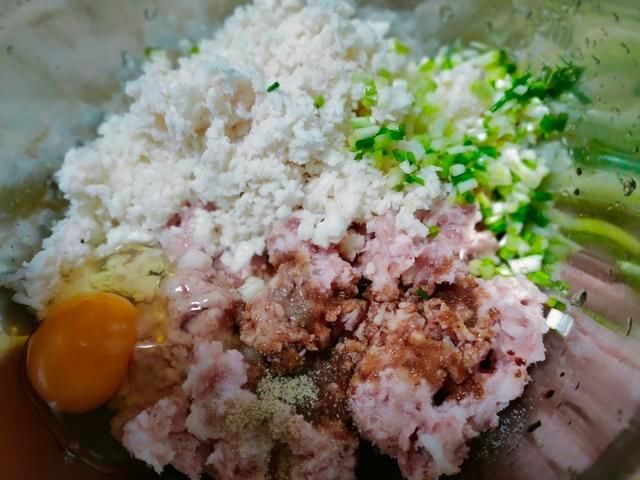 搅拌均匀|头伏到吃饺子，分享8种饺子馅的调法，有荤有素，鲜嫩营养又多汁