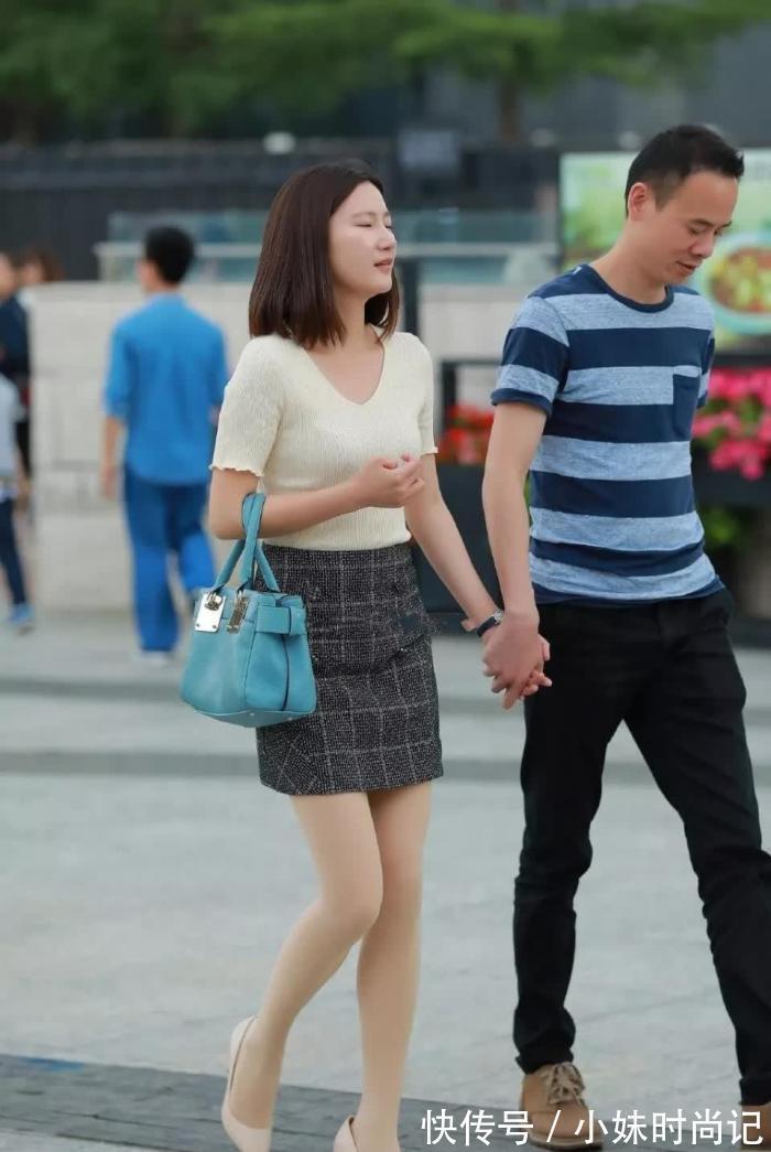 街拍 街拍:打扮简单大方的性感美少妇,优雅的气质男子好福气!