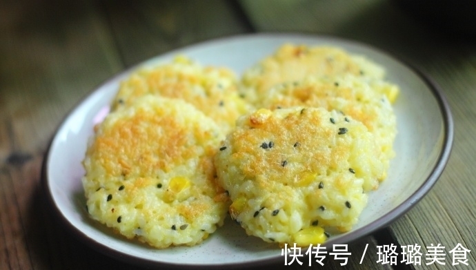 剩米饭只会做蛋炒饭?换个做法,比炒饭简单,吃起来酥香脆