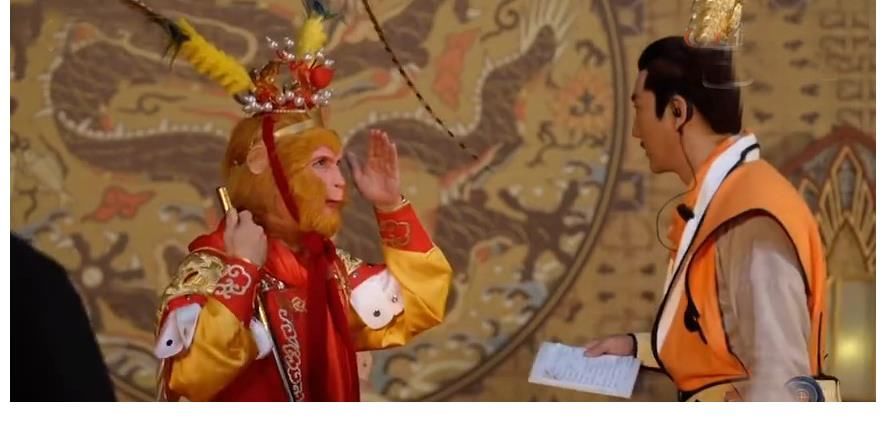 六小龄童|《萌探》感人一幕!六小龄童仔细确认面具是否开了,杨紫表现好暖