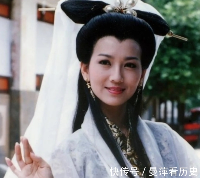 那英|新一期《萌探》中,黃子韜對待那英和趙雅芝,表現的迥然不同