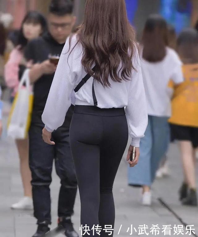  别具一格|别具一格的打底裤彰显落落大方的气场，穿着随性街拍范