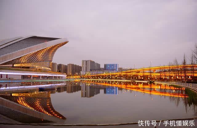 成都:露天音乐公园主场馆夜景迷人