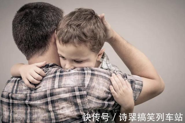 小宝宝|当孩子发脾气时,父母这个动作比“别闹了”更管用