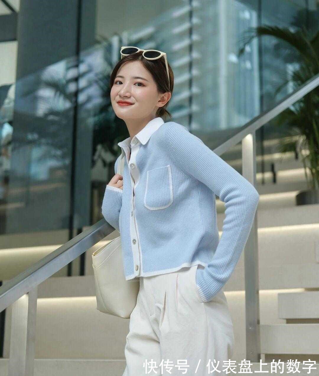 针织上衣 这才是30+女人该有的打扮针织上衣搭配牛仔喇叭裤,时髦又舒适