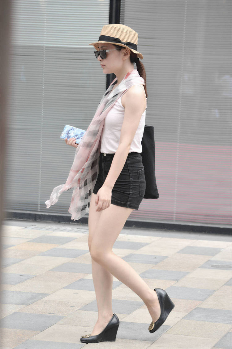 高跟鞋 紧身高腰牛仔短裤，搭配坡跟皮鞋，时尚穿搭，要注意气质展示