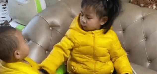 小怂怂|“小怂怂弟弟”在姐姐面前服软,打归打,闹归闹,姐弟情永不变!