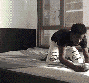 |搞笑GIF:弟妹平时对哥们管得挺严的