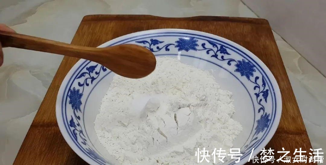 我家烙饼就爱这样做，擀杖卷一卷，张张柔软又劲道，比鸡蛋饼还香