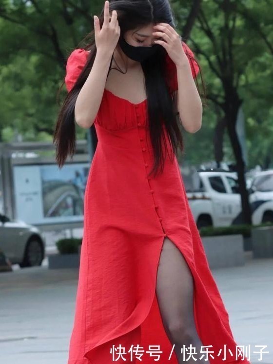 搭配|大红色的连衣裙,搭配一条深色丝袜,凸显出十足的女人味