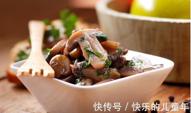 骨质疏松症|中老年人缺钙，容易骨质疏松？医生：多吃“5种”食物，或能挽救