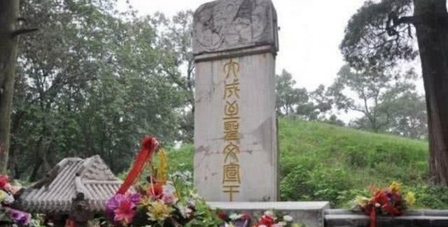 孔子|康熙拒拜孔子墓,大臣见状用布遮住墓碑上1字,康熙老老实实下跪