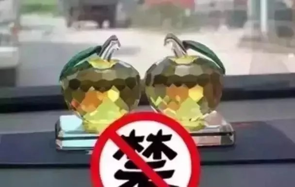 千万别|提醒!坐车时千万别让孩子穿羽绒服,车内这些东西也会致命!