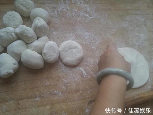 面皮|秋后就爱吃这面食,比饺子简单,比包子好吃,出锅连吃2个,过瘾