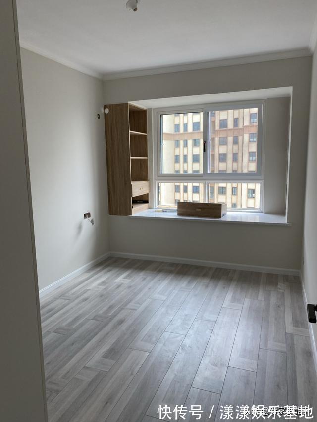 装修|越来越流行装修不做吊顶,不做电视墙,看她家,全屋极简又耐看