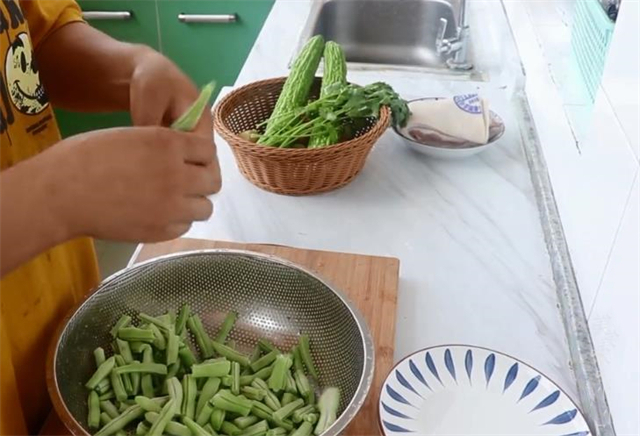 豆角焖面|豆角焖面不用出去吃，手把手教你在家做出来，一次做一大锅不够吃