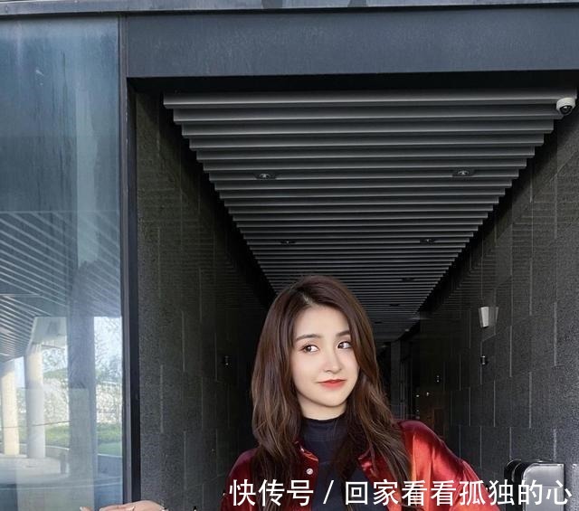 金子涵加盟《我们恋爱吧》，条纹蝴蝶袖裙清新，呆萌可爱表情包！