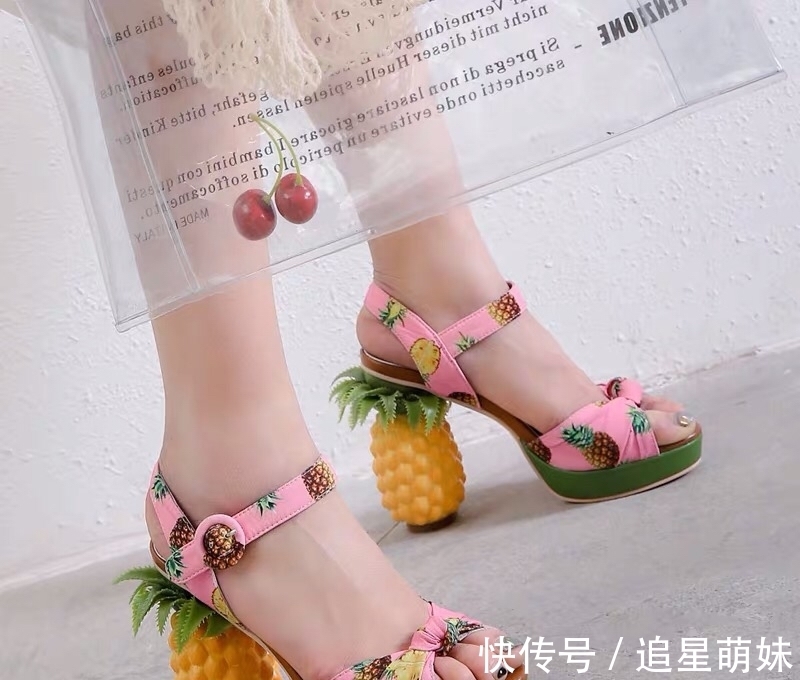 拖鞋 40岁女性夏季选鞋不要盲目追时髦,流行的鞋也“丑”!