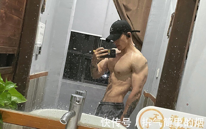 自律|健身房里披荆斩棘的哥哥,腹代表自律,背代表毅力,胸代表力量!