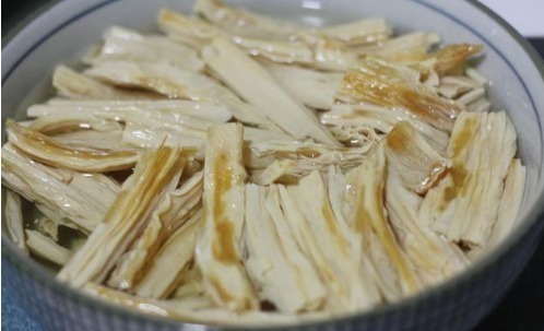 泡腐竹|泡腐竹,不要直接用清水泡大厨教你1招,1分钟泡发,筋道不易烂