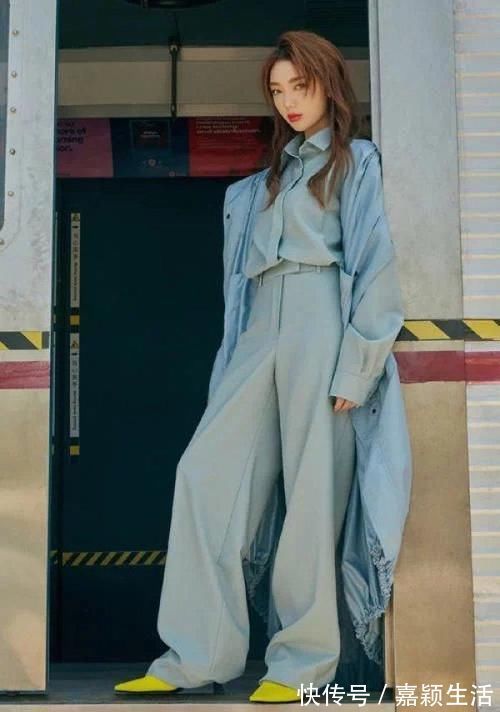 大长腿|小姐姐造型很飒,穿雾霾蓝衬衫套装搭配风衣,眼神凌厉帅气十足