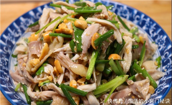 一半只鸡直接丢进蒸锅,不炒也不炖,一次做一盘,上桌就秒光