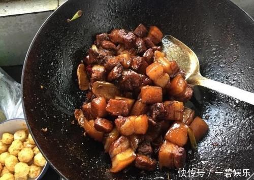 做红烧肉时,别只会炒糖色!多加一点“它”,肉香四溢,入口即化