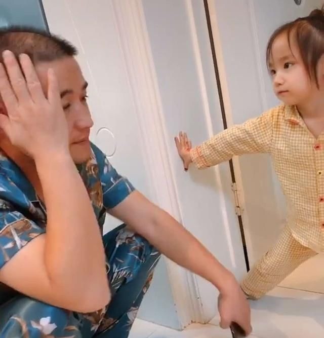 家长|女儿堵卧室门口,不让爸爸跟妈妈一起睡,爸爸的应对方法笑翻妈妈