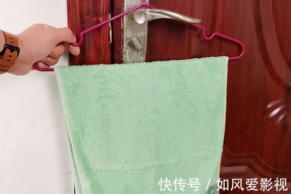 晚上睡觉前,一定要在门上挂一条毛巾,作用真厉害,学会受用一生
