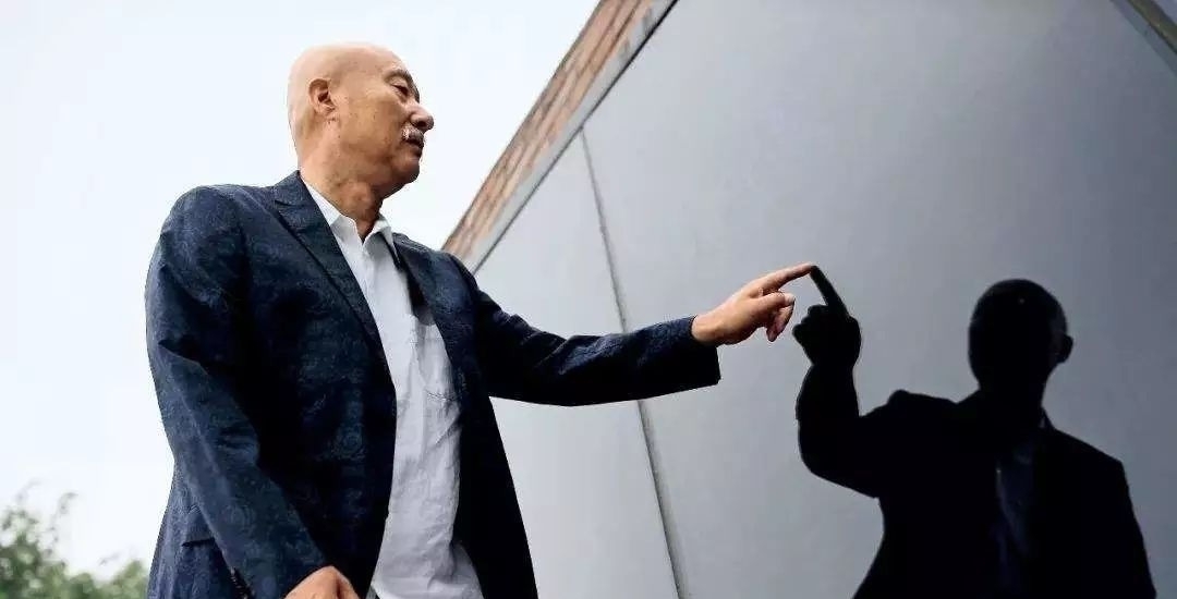 内奸|他成也春晚,败也春晚,破产后交不起女儿学费,如今成话剧大咖!