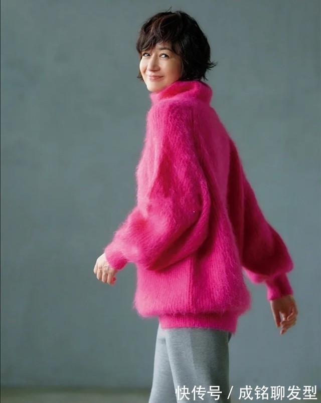 基础色 年过五十的女人,冬天这样穿简单高级显气质,时尚减龄又保暖