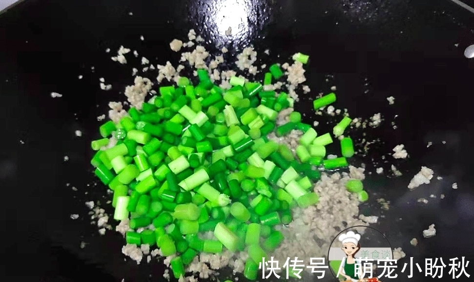 鲜香|菜市场遇到它别手软，被誉为“天然青霉素”，切粒炒着吃，鲜香爽脆