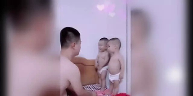 儿子们|双胞胎宝宝打架被爸教育,但威慑力似乎不够,妈妈一进来场面失控