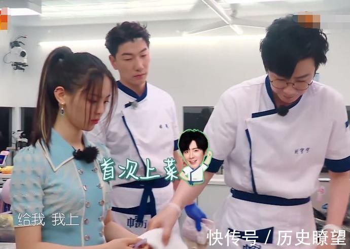 楊超越端起砂鍋準備上菜,劉宇寧發現卻立馬阻止,隨后做法太圈粉