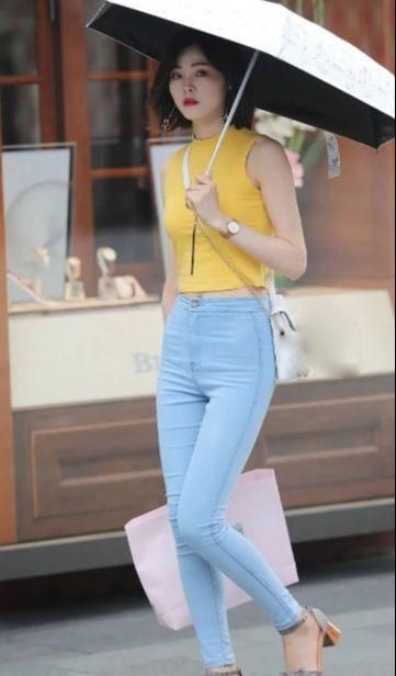 街拍|蓝色紧身牛仔裤，搭配黄色无袖背心，活力四射！