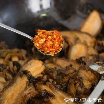 大勺|妈妈的菜干爆扣肉(过节待客硬菜,毫无保留的技巧)