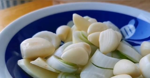 我家五花肉从不红烧,加一块豆腐,不加油不加水,上桌瞬间被扫光