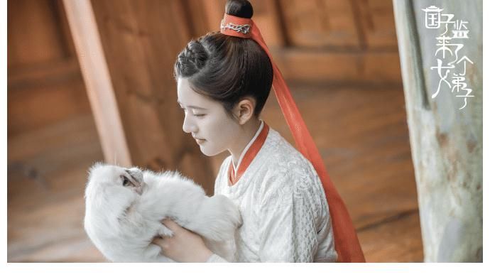 國子監(jiān)來了個(gè)女弟子|趙露思和徐開騁亮相《快樂大本營》，兩人同臺合唱，趙露思好嬌小