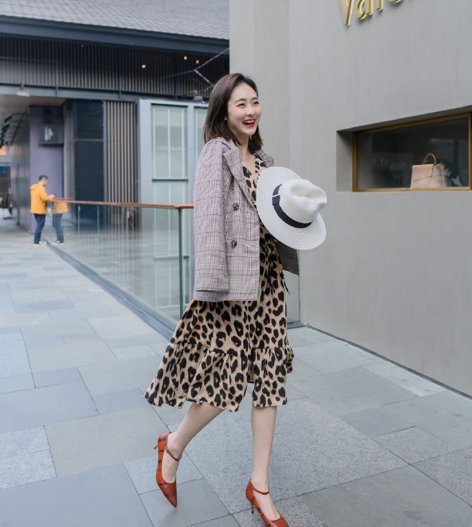 街拍:扎小啾啾的小姐姐好有个性,牛仔褂搭配黑纱裙,好美的感觉