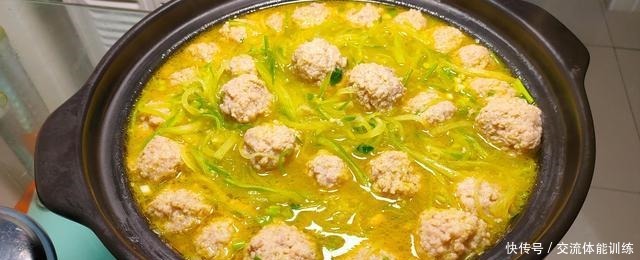 简单的家常菜《萝卜丸子汤》丸子好吃,汤鲜味美的秘密