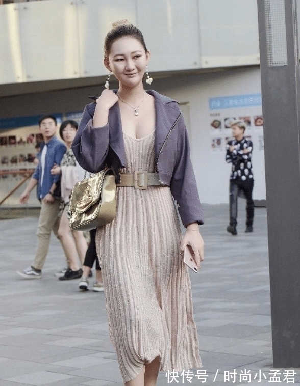 老公 嫂子嫌长裙“太单调”,用“布条”拼接起来穿,老公死活不让她出门